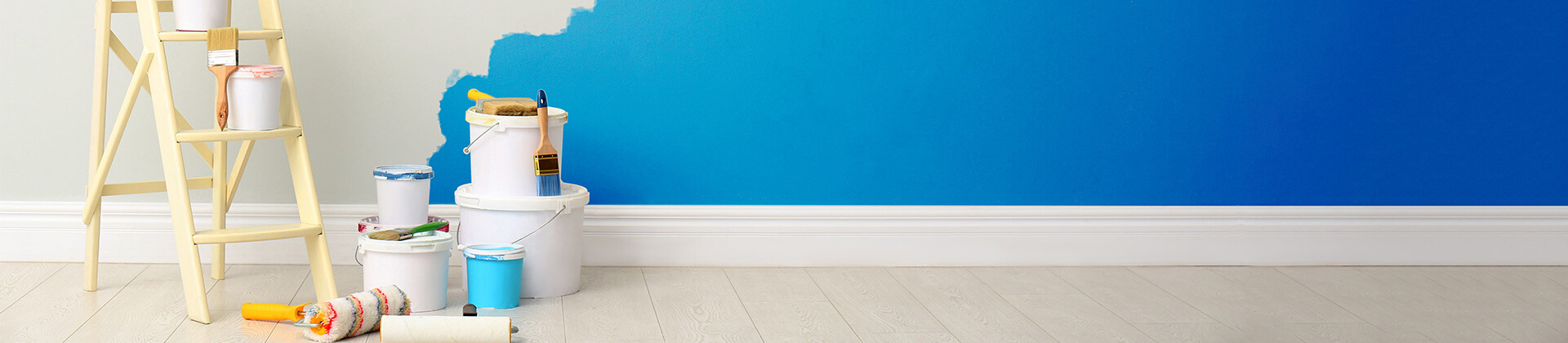 weiße Wand in einem hellen Raum wird blau gestrichen